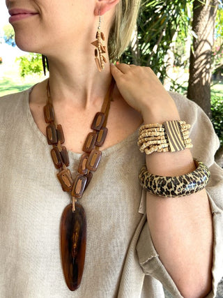 2J361-Stunning Horn Pendant Necklace